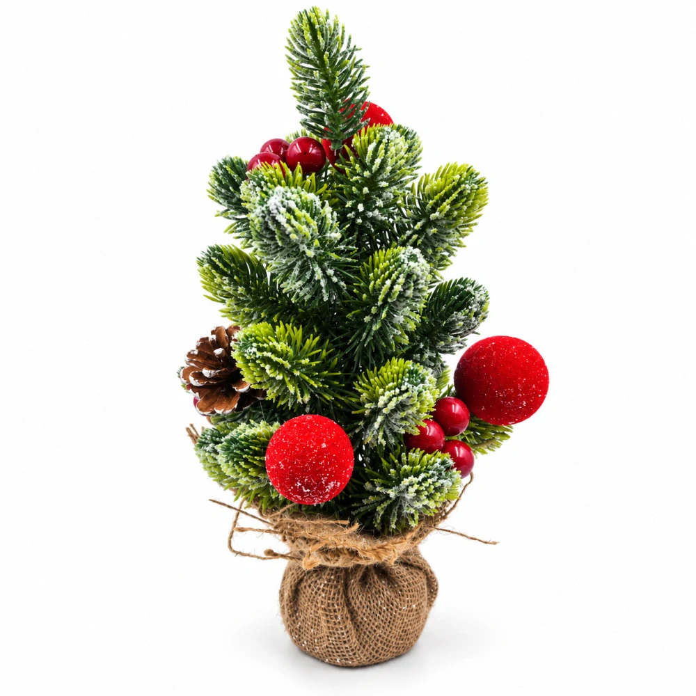 Malý zasnežený vianočný stromček v jute s červenými ozdobami – výška 37 cm