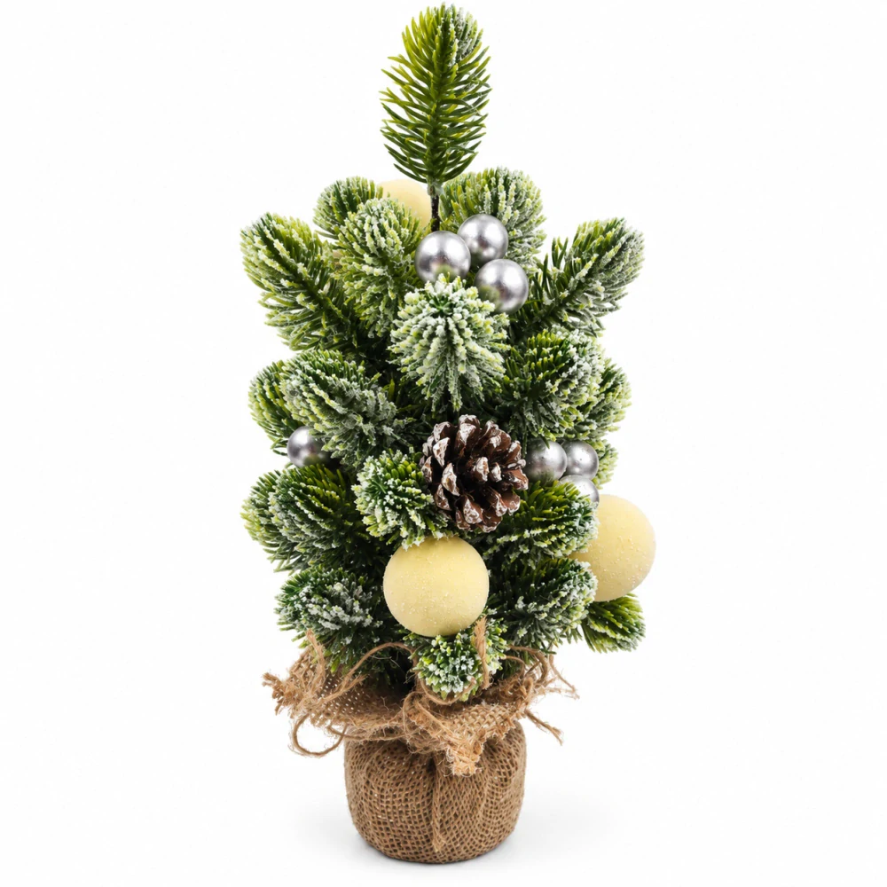 Malý zasnežený vianočný stromček v jute s krémovo-striebornými ozdobami – výška 37 cm