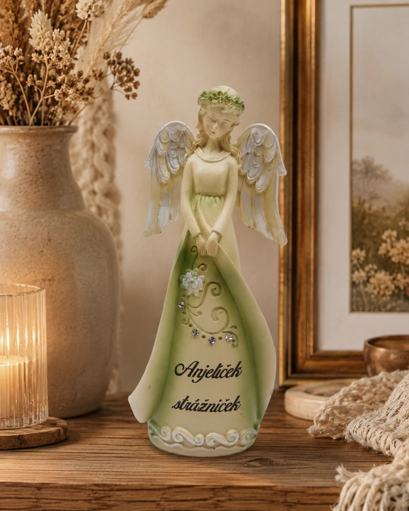 Dekoračný anjel s kamienkami „Anjelíček strážniček“ – krémovo-zelený (20 cm)