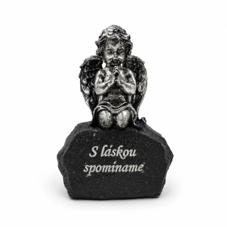 Náhrobná dekorácia kľačiaci anjel na kameni „S láskou spomíname“ (17 cm)